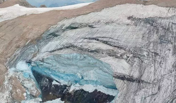 Zona despresa a la glacera de la Marmolada (Dolomites, Juliol de 2022, Corpo Nazionale di Socorso Alpino)