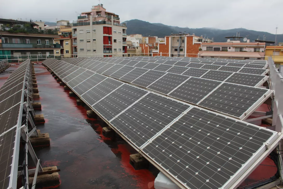 Vista general de les plaques fotovoltaiques dalt del Mercat del Carmel (Ona Solar Carmel, Fundació Terra)